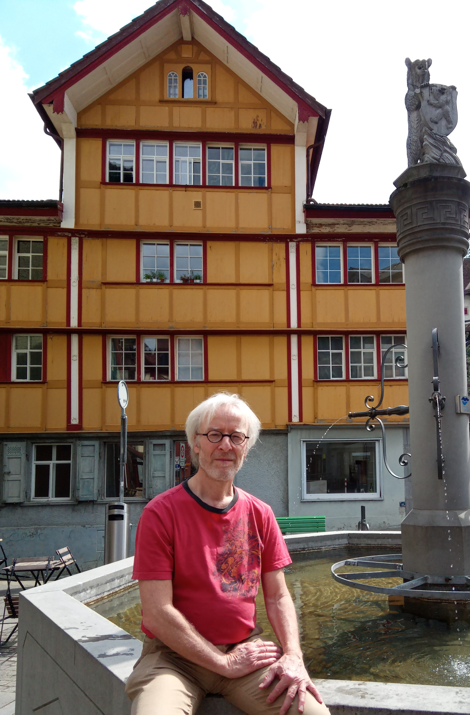 Remigius am Brunnen vor dem Haus Marwies in Appenzell